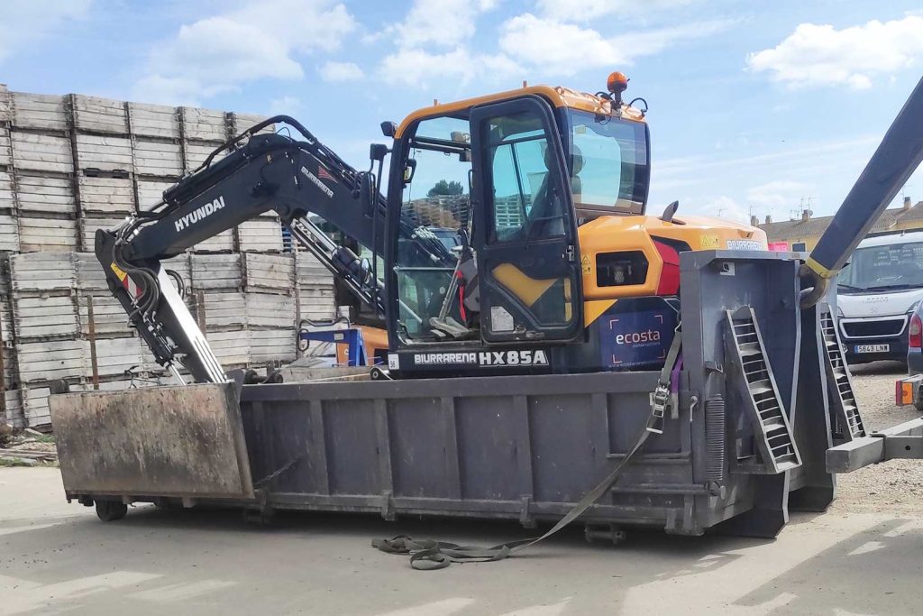 Imatges de la versàtil Excavadora Compacta Hyundai HX85A en acció, mostrant la seva eficiència i rendiment en entorns urbans exigents.