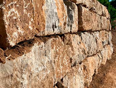 Imatges dels nostres murs de contenció d'esculleres, dissenyats per proporcionar estabilitat i estètica als teus projectes de construcció.