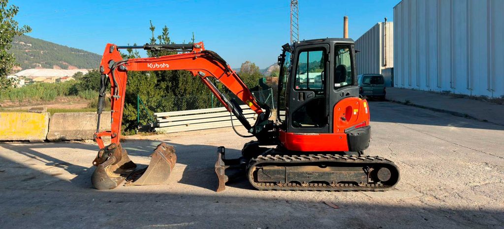 Imatges de la potent Mini Excavadora Kubota U48-4: eficiència i rendiment excepcionals a cada operació d'excavació i moviment de terres.