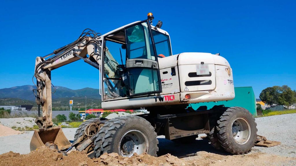 Imatges de l'Excavadora Giratòria TEREX TW110 per a projectes de construcció i excavació.