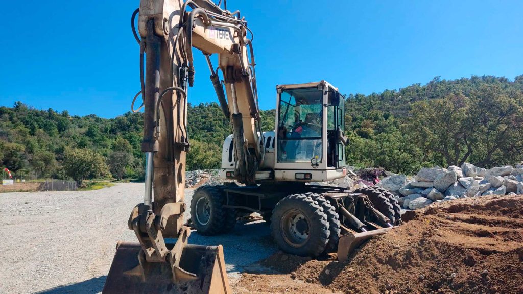Imatges de l'Excavadora Giratòria TEREX TW110 per a projectes de construcció i excavació.
