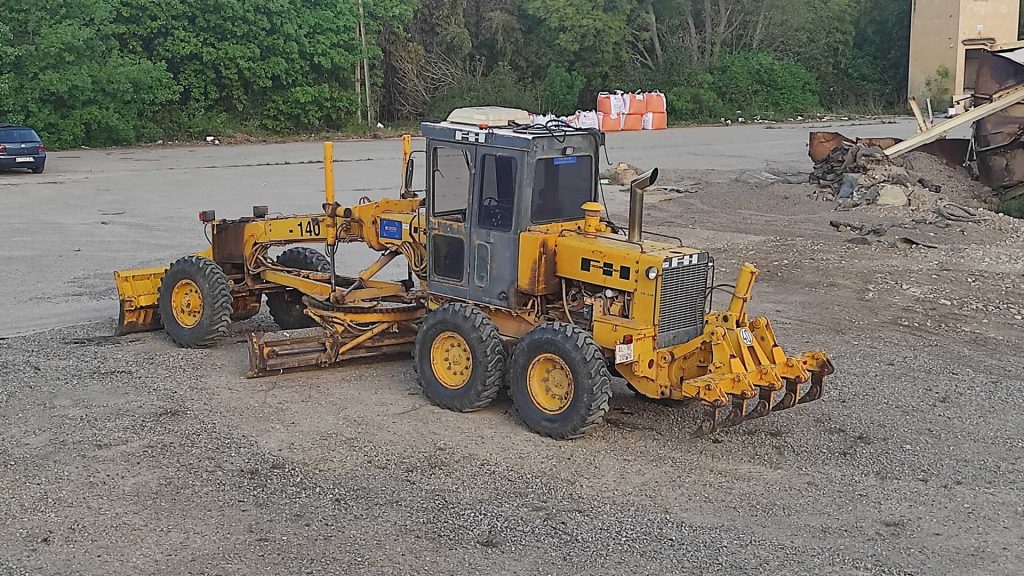 Explora la robustez y eficiencia de la Motoniveladora Fiat-Hitachi FG·140. Descubre cómo esta máquina de alta calidad puede mejorar tus proyectos de movimiento de tierras.