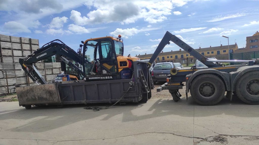 Imágenes de la versátil Excavadora Compacta Hyundai HX85A en acción, mostrando su eficiencia y rendimiento en entornos urbanos exigentes.