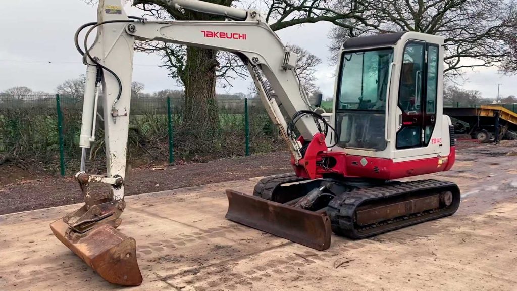 Imágenes de la robusta Mini Excavadora Takeuchi TB 145: potente rendimiento y comodidad para el operador en cada proyecto de construcción.