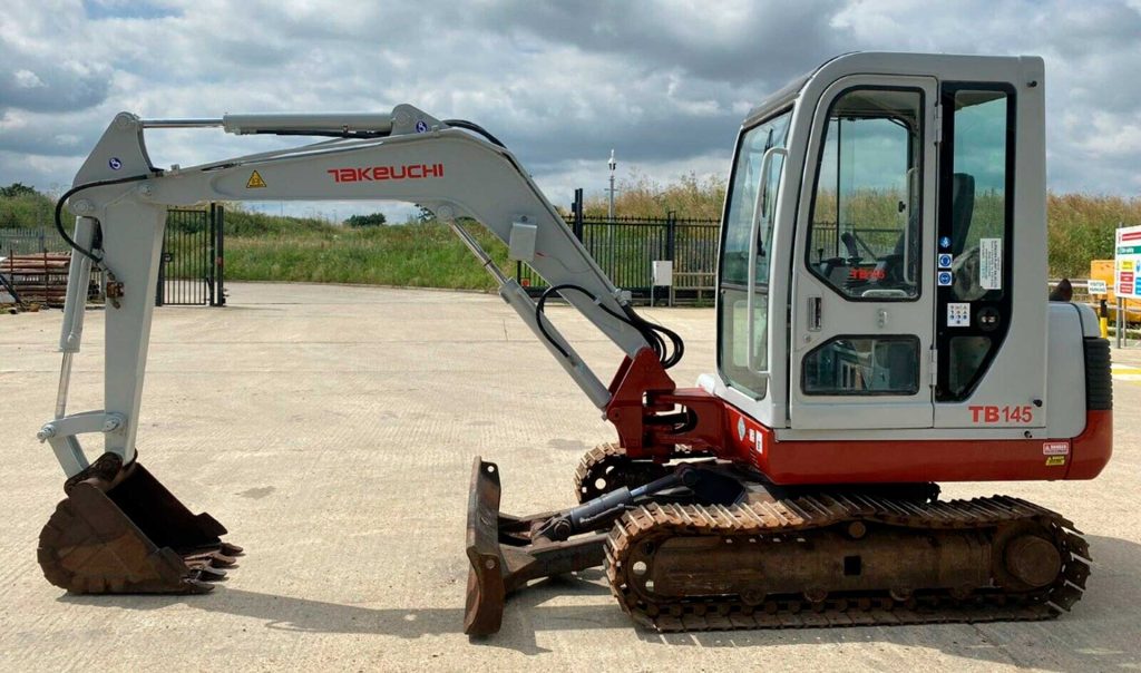 Imágenes de la robusta Mini Excavadora Takeuchi TB 145: potente rendimiento y comodidad para el operador en cada proyecto de construcción.