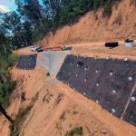 Estabilización de taludes con geomallas. Descubre cómo estas técnicas aseguran la estabilidad del terreno en proyectos de construcción y excavación.