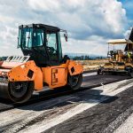 Imágenes detalladas de excavaciones en proyectos viales, mostrando la aplicación de tecnología avanzada y prácticas de seguridad para garantizar el éxito del proyecto.