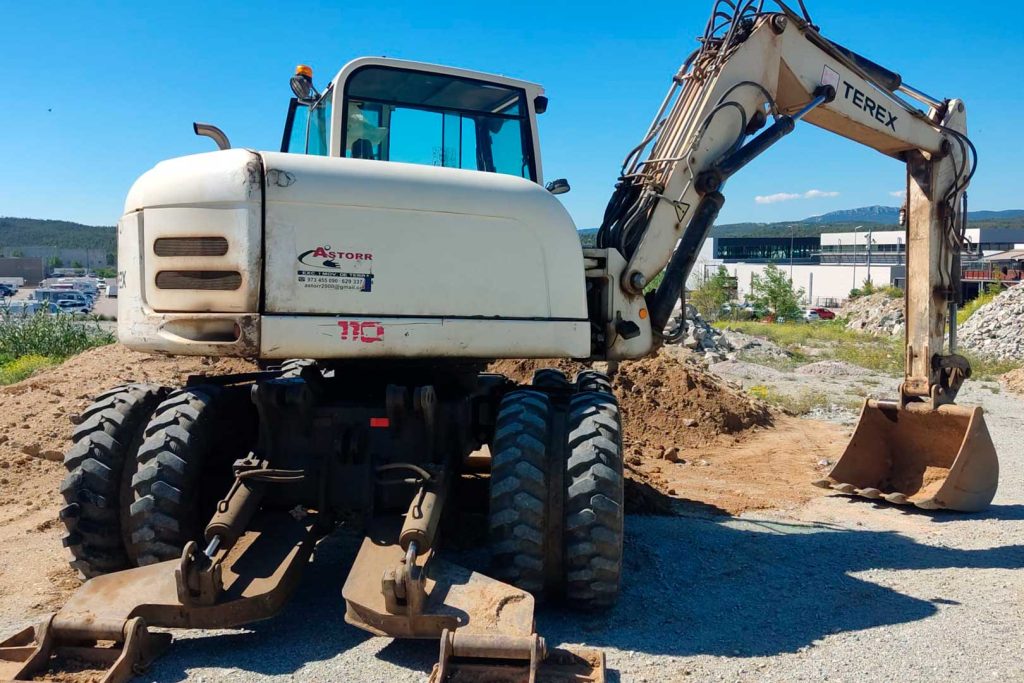 Imágenes de la Excavadora Giratoria TEREX TW110 para proyectos de construcción y excavación.