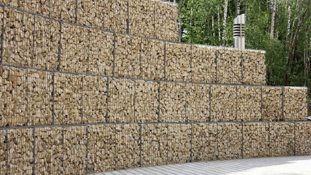 Muro de gaviones en construcción. Descubre cómo estas estructuras modulares son clave para la estabilización del terreno y la prevención de la erosión.